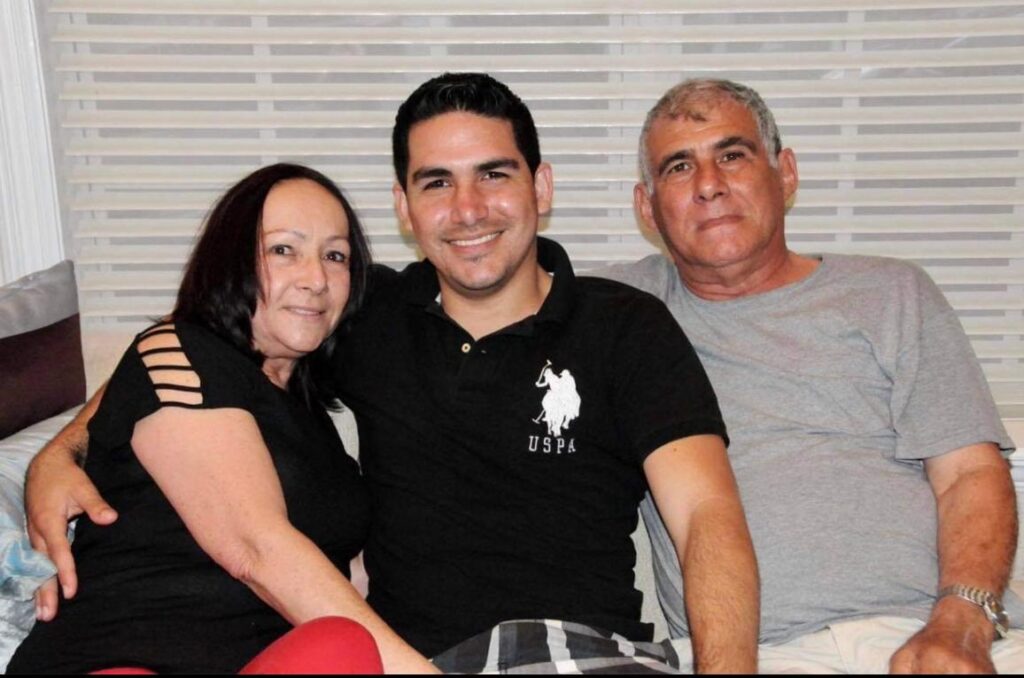 Jalyll Suarez, present day with parents